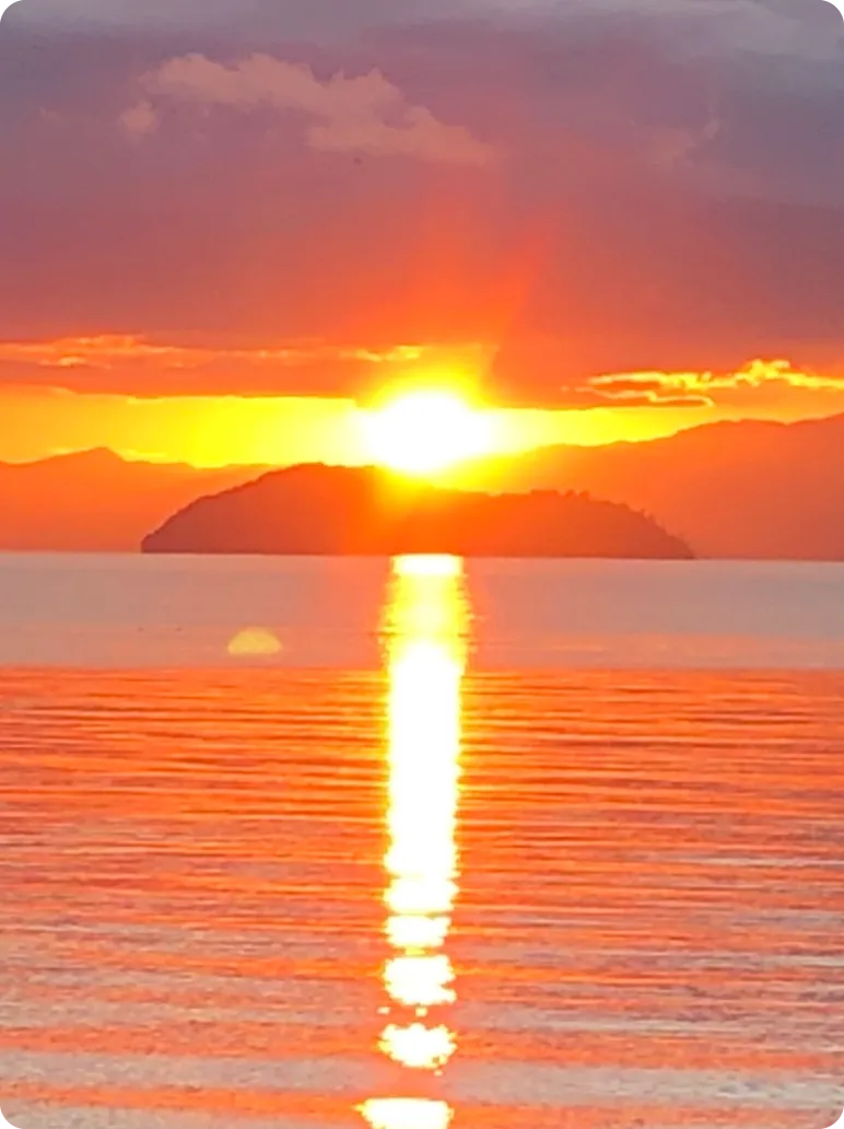 湖岸の朝日